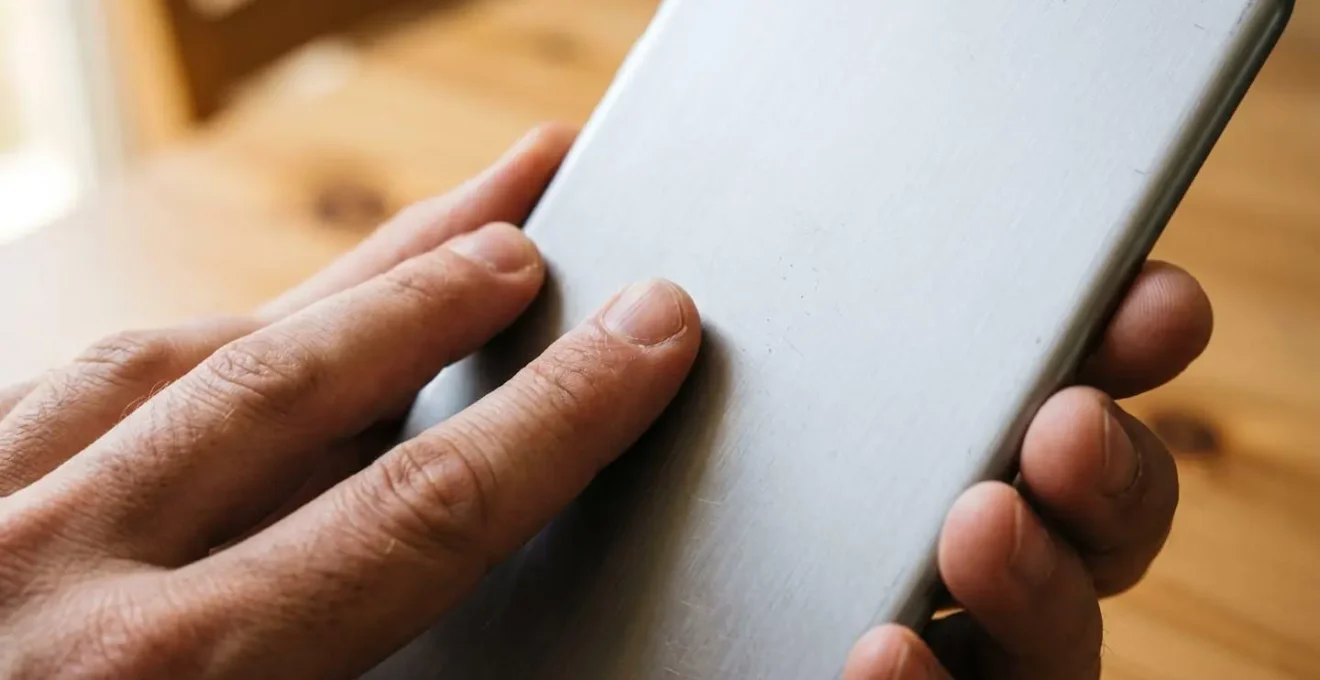 Gros plan macro sur des mains analysant des avis de restaurants sur une surface abstraite