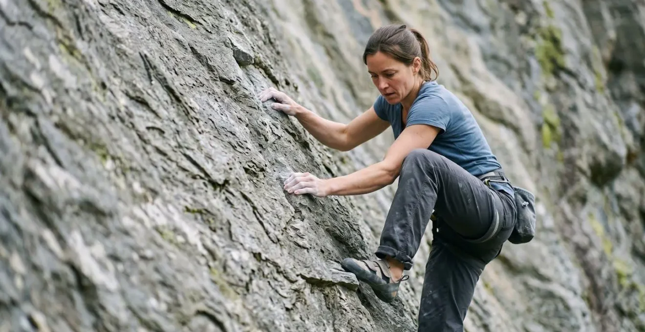 Grimpeur progressant sur une dalle de schiste aux Rochers des Parcs avec travail technique des pieds
