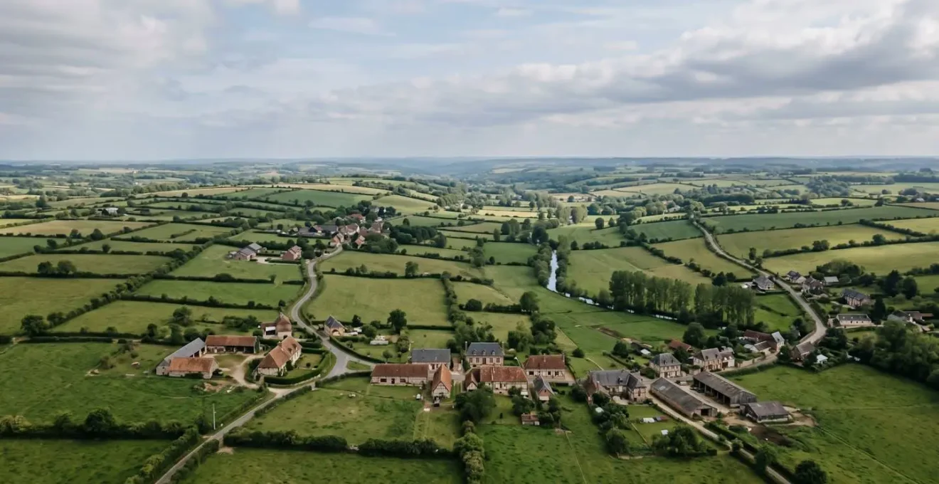 Vue aérienne d'un paysage normand avec villages et routes serpentant entre bocages