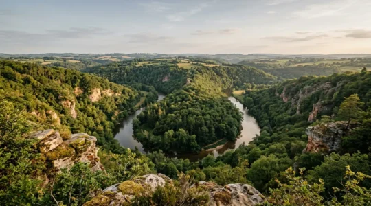 Vue panoramique sur les gorges verdoyantes et les reliefs vallonnés de la Suisse Normande avec la rivière Orne serpentant au fond de la vallée