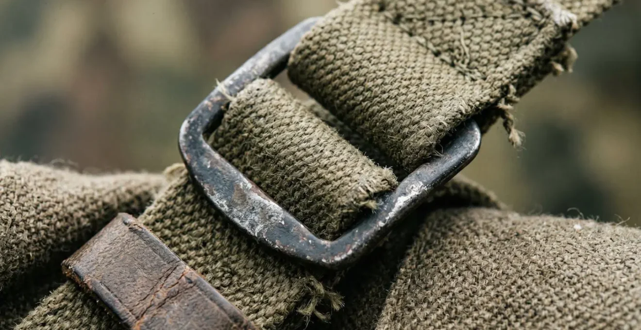 Gros plan sur l'équipement militaire d'un parachutiste de la Seconde Guerre mondiale avec textures détaillées