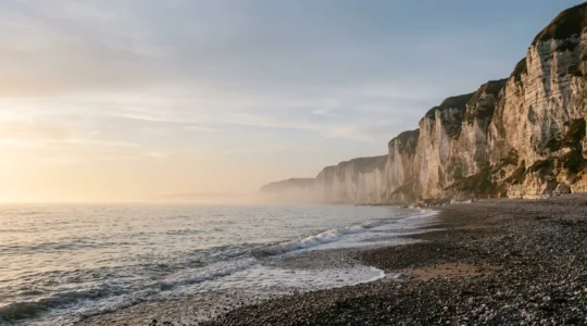 Vue contemplative sur la côte normande au crépuscule, incarnant le repos et la reconnexion à soi