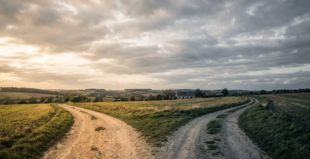 Représentation symbolique de division à travers deux chemins divergents dans un paysage normand